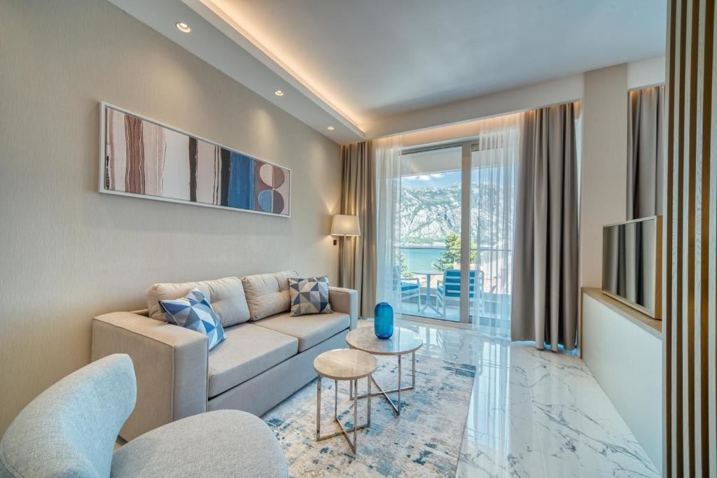 rooms-1-king-bed-sea-view-with-pool-deluxe