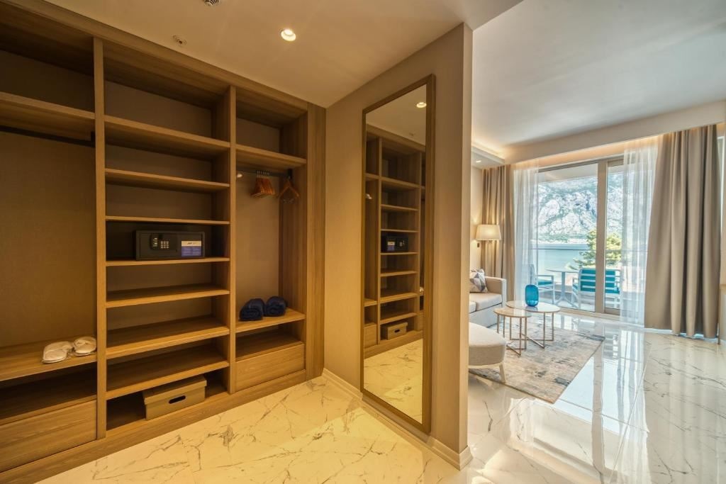 rooms-1-king-bed-sea-view-with-pool-deluxe