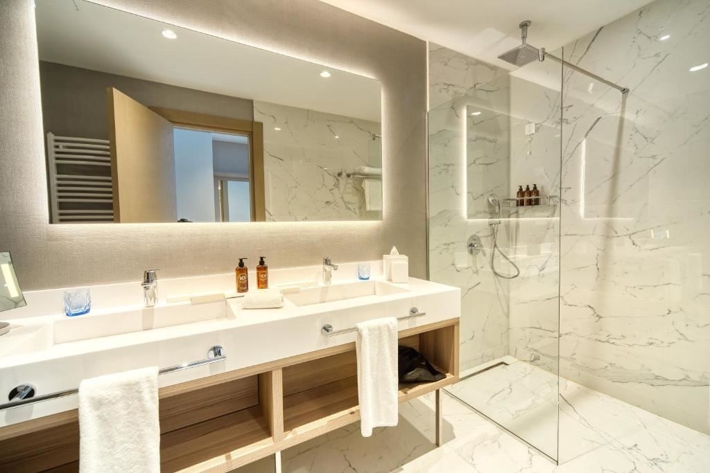 rooms-1-king-bed-sea-view-with-pool-deluxe