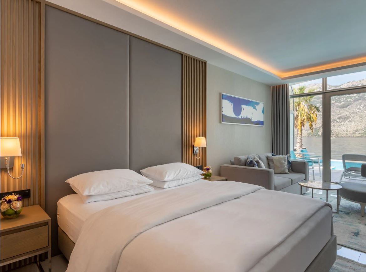rooms-1-king-bed-sea-view-premium