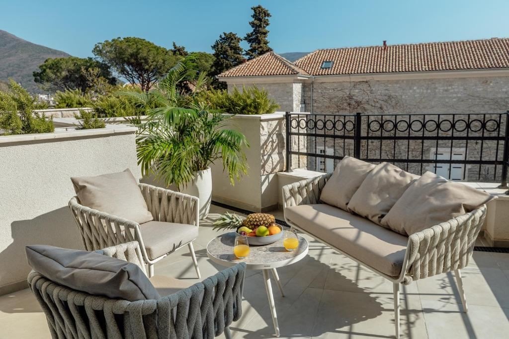 rooms-studio-with-kitchen-contemporary-building