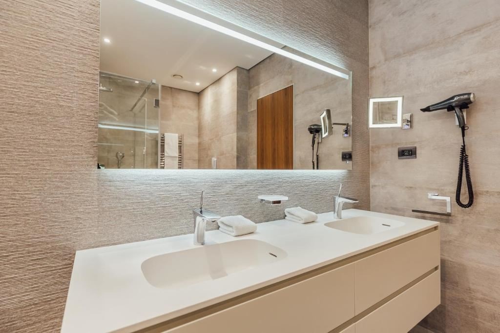 rooms-studio-land-view