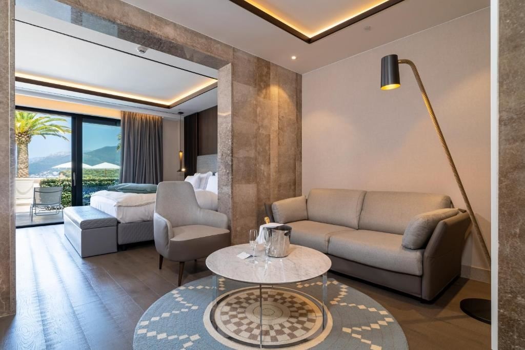 rooms-luux--pool-side