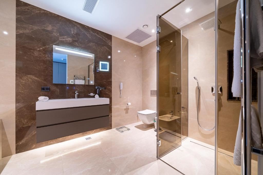 rooms-luux--pool-side