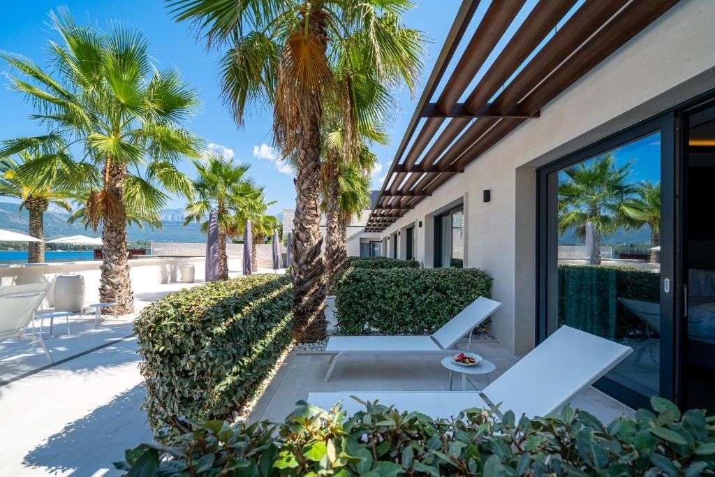 rooms-luux--pool-side