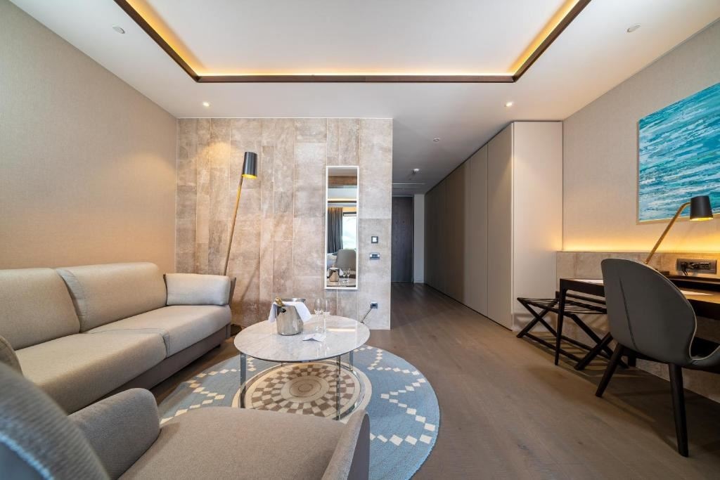 rooms-luux--pool-side