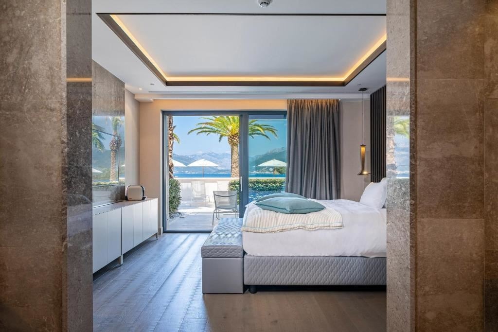 rooms-luux--pool-side