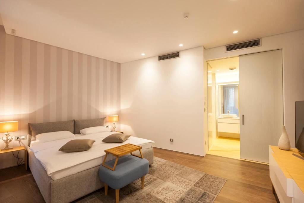 rooms-two-bedrooms-penthouse-sea-side-line