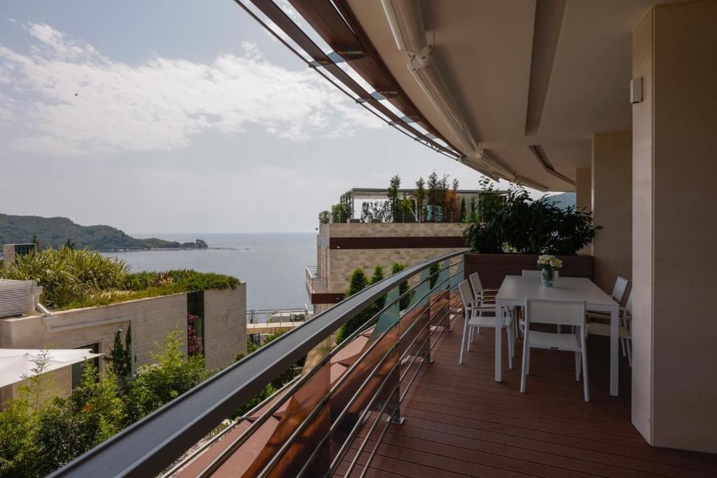 rooms-two-bedrooms-residence-sea-view-sunny-hill-line