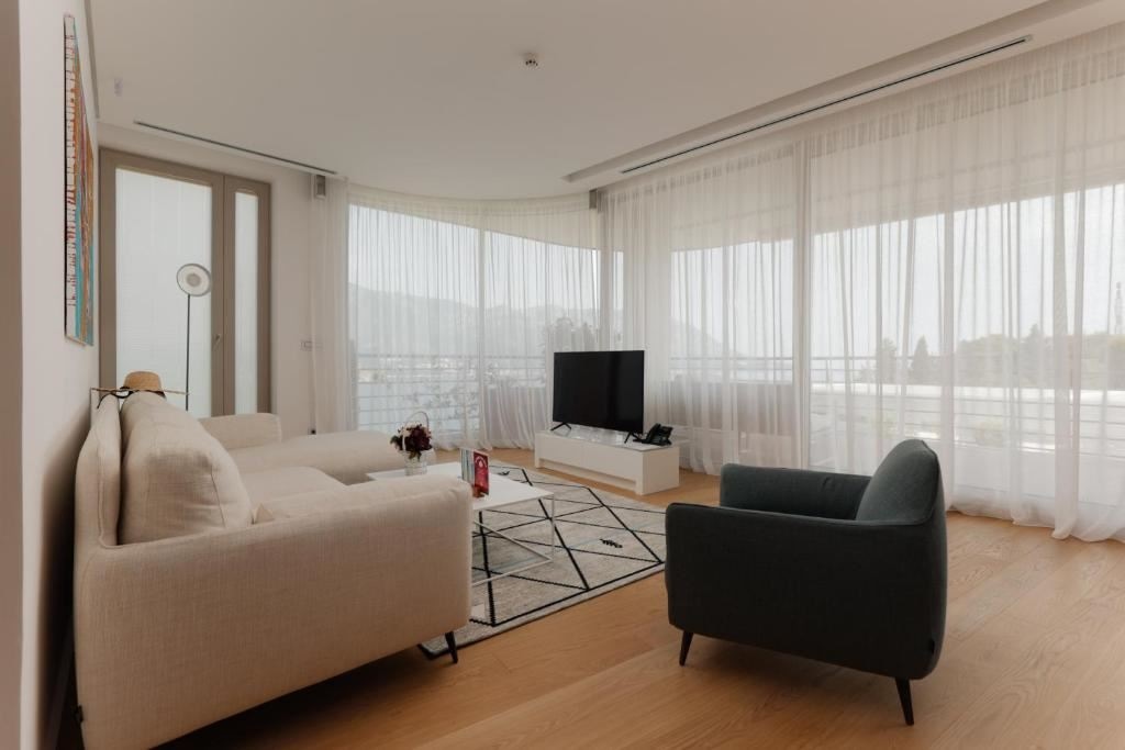 rooms-two-bedrooms-residence-sea-view-sunny-hill-line