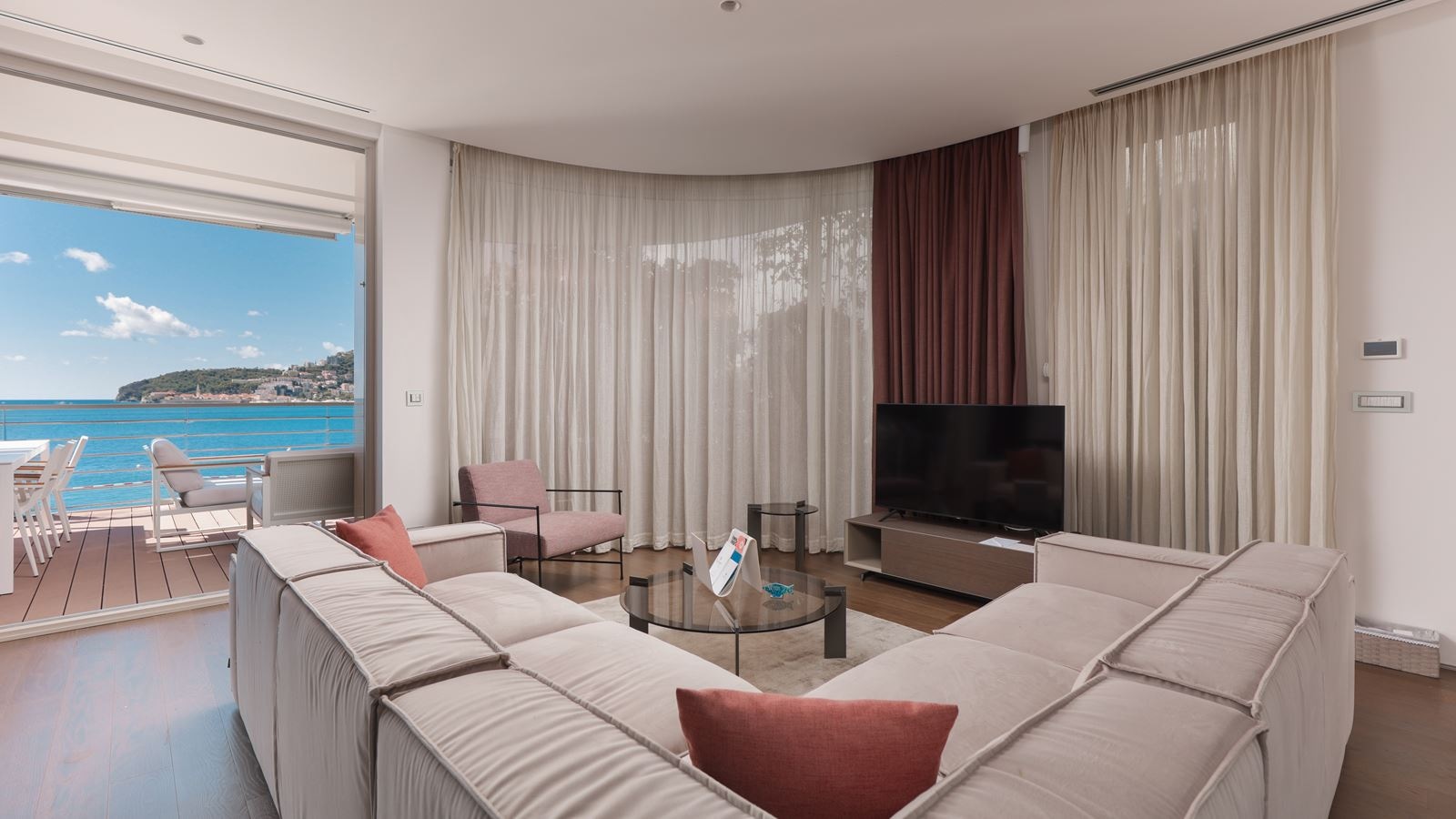 rooms-three-bedrooms-residence-sea-side-line