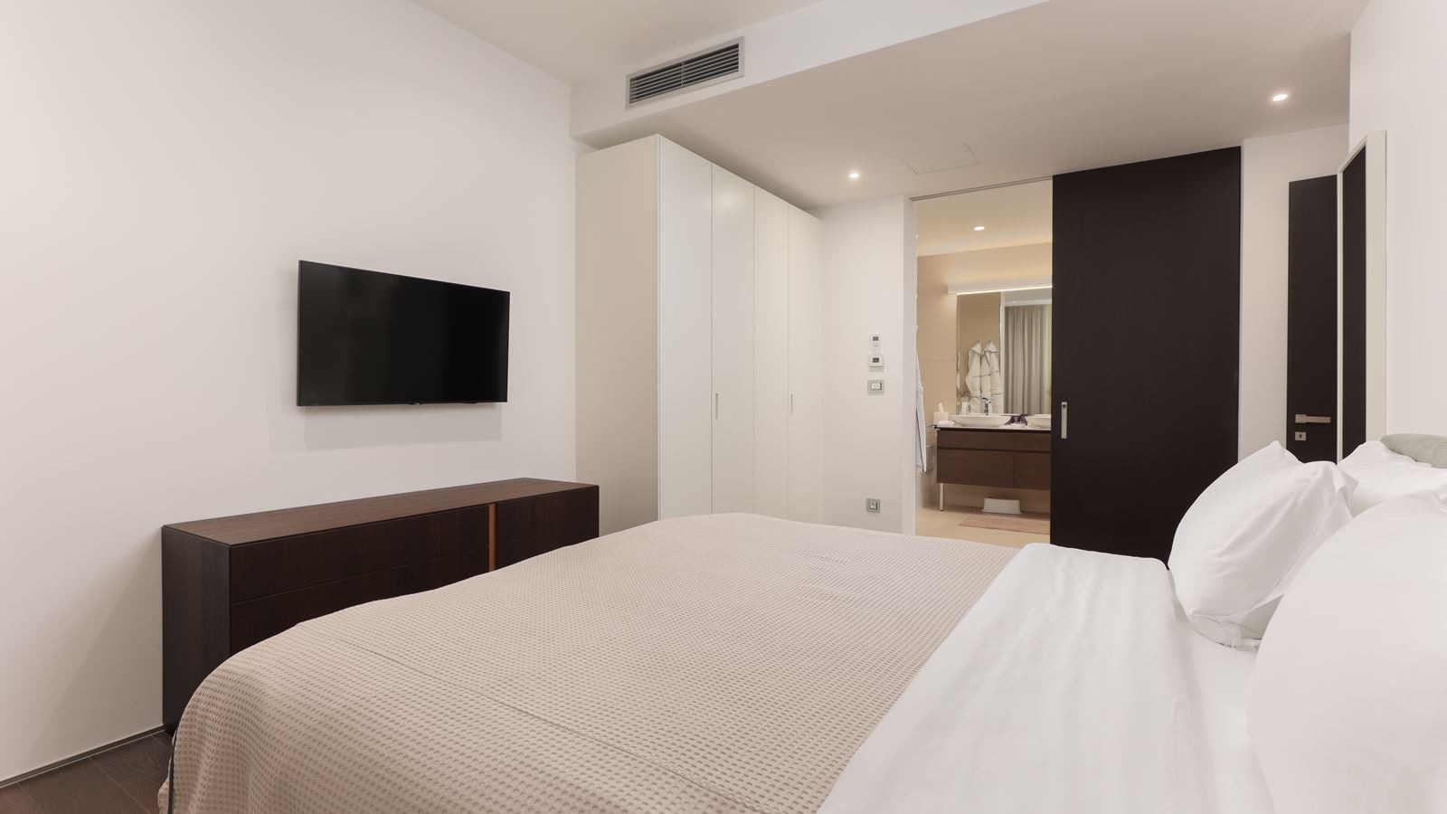 rooms-three-bedrooms-residence-sea-side-line