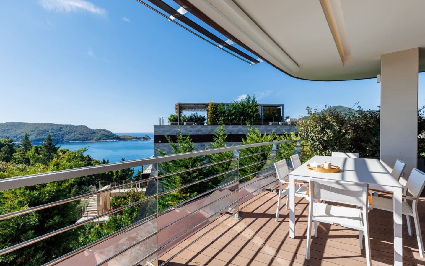 rooms-three-bedrooms-residence-sea-view-sunny-hill-line