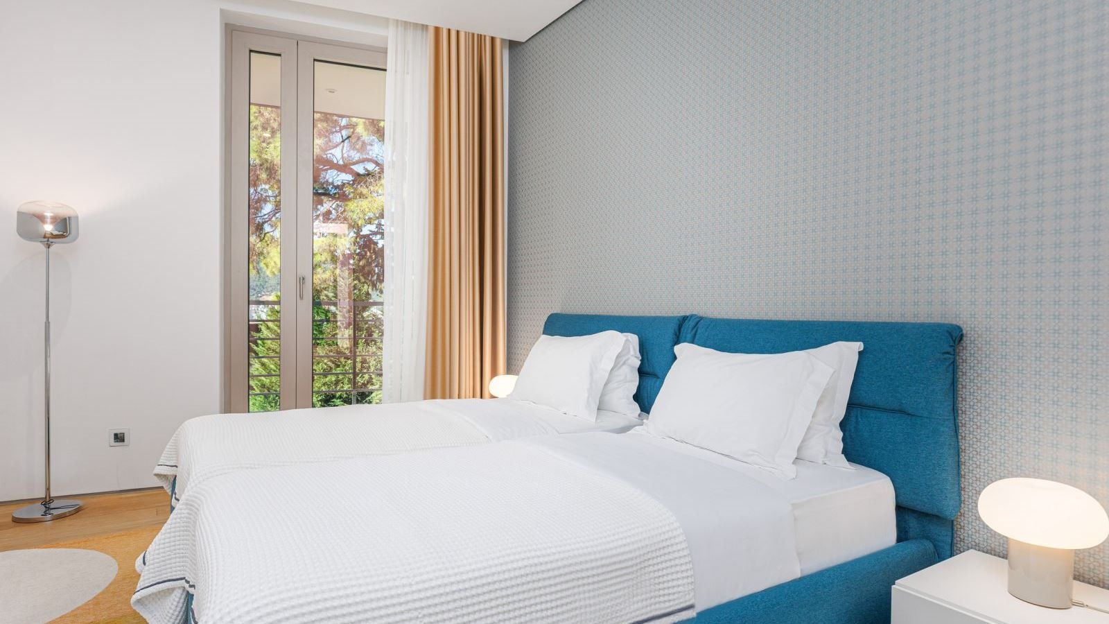 rooms-three-bedrooms-residence-sea-view-sunny-hill-line