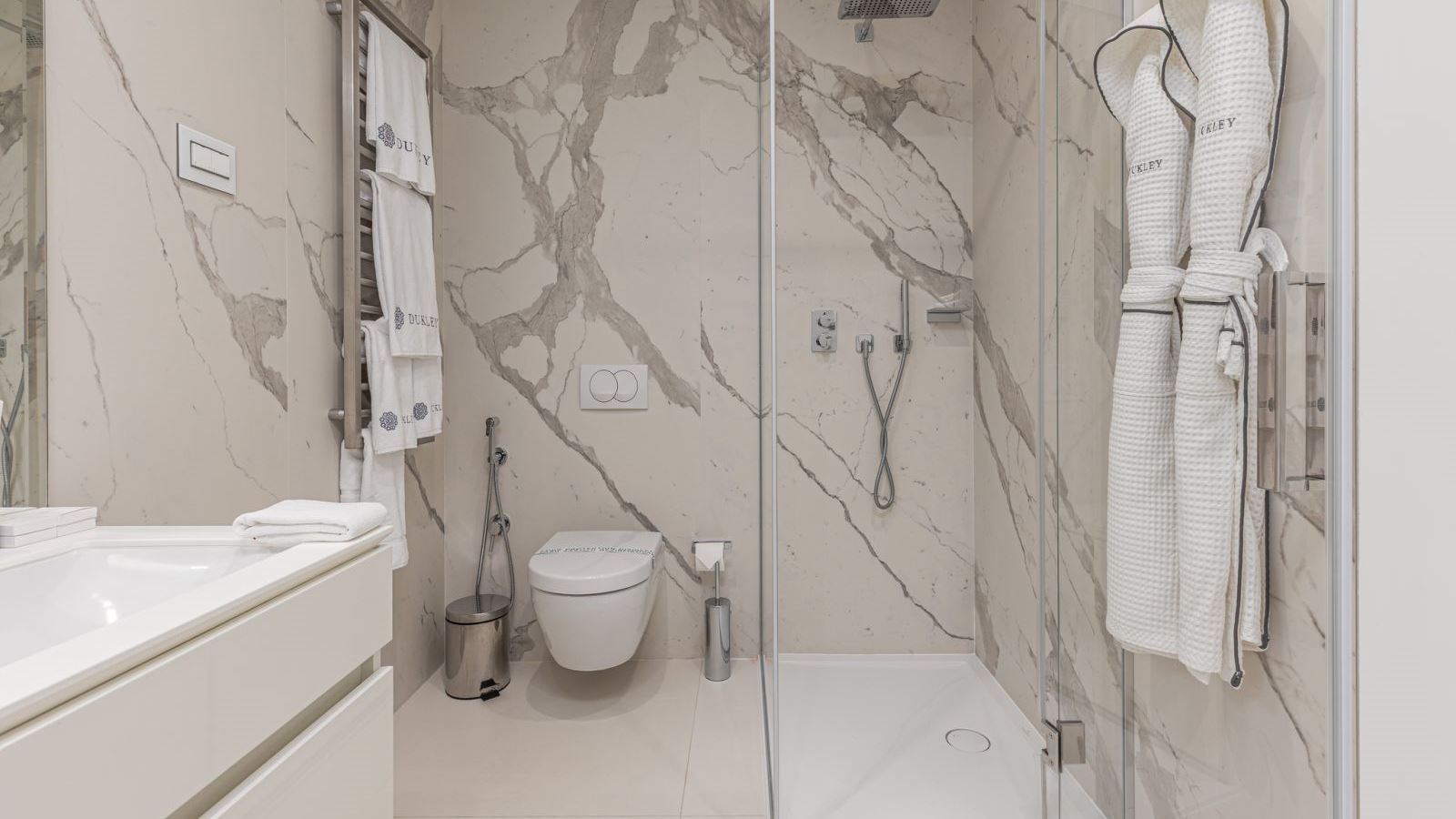 rooms-four-bedrooms-residence-garden-line