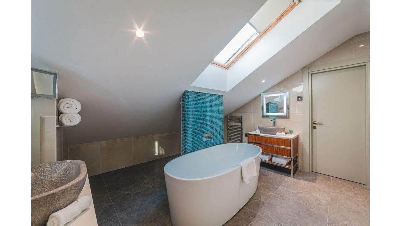 rooms-junior-suite-mansard-sea-view