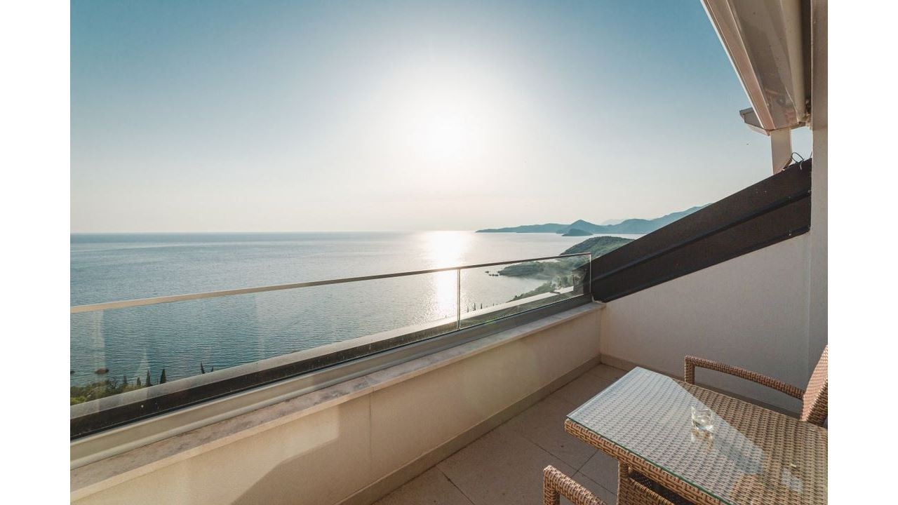 rooms-junior-suite-mansard-sea-view