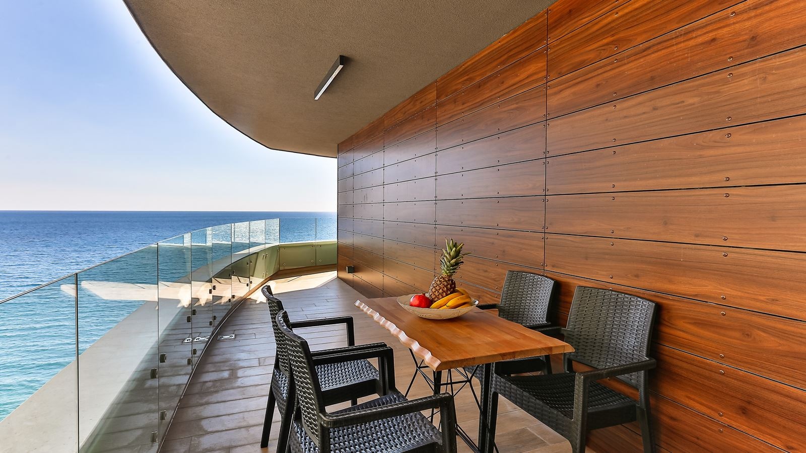 rooms-queen-suite-with-sea-view