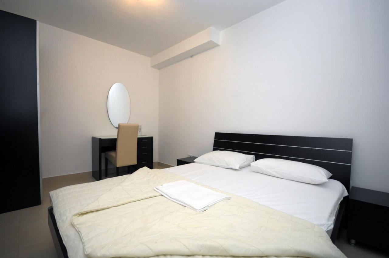 rooms-quadruple-apartment-with-french-and-sofa-bed