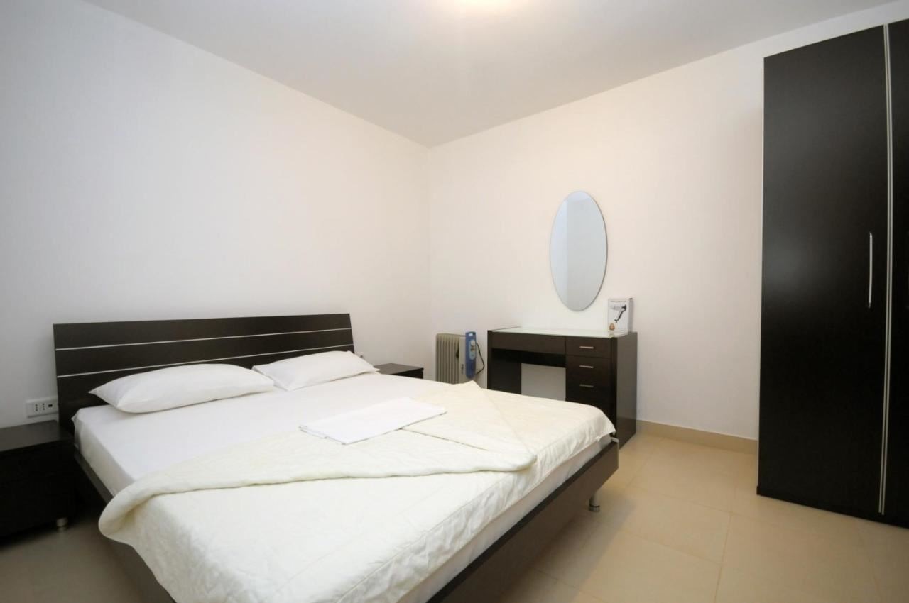 rooms-single-studio-apartment