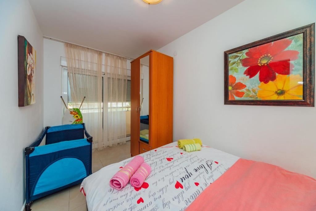 rooms-apartment-seperate-bedroom-with-terrace