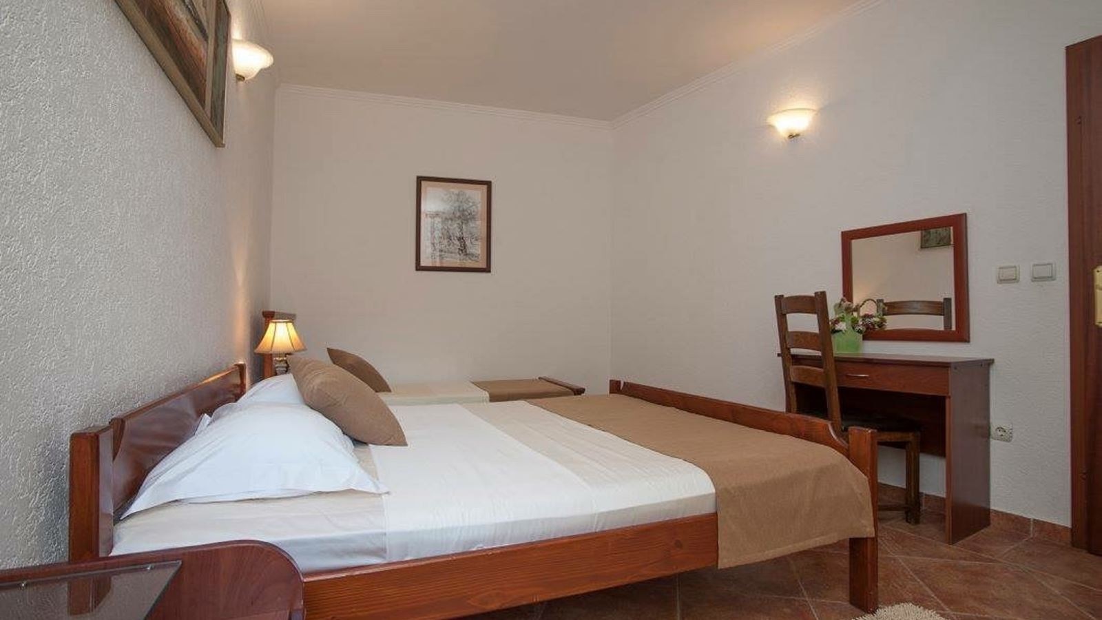 rooms-one-bedroom-apartment-ground-floor-with-french-balcony