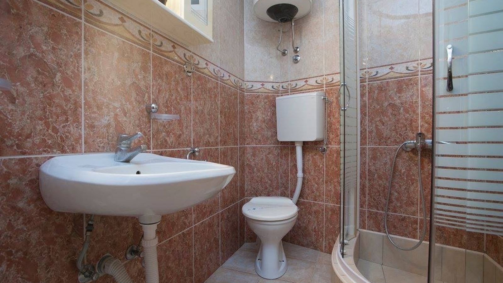 rooms-one-bedroom-apartment-ground-floor-with-french-balcony