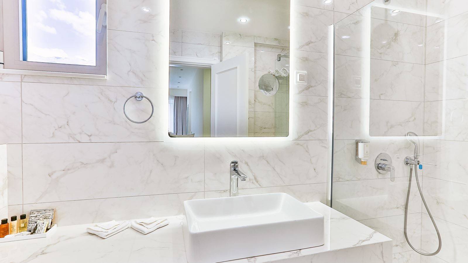 rooms-deluxe-doubletwin-room