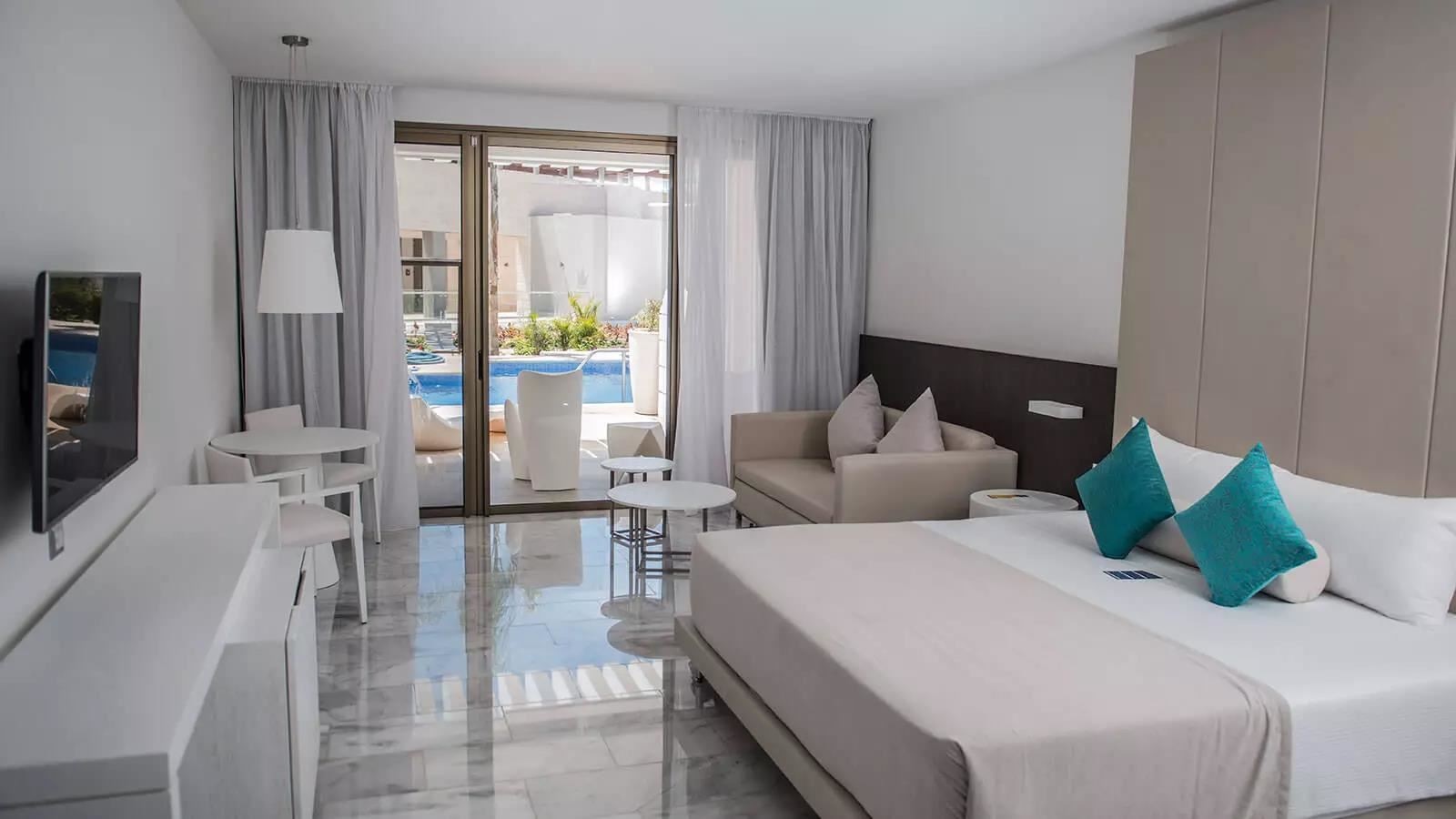 rooms-junior-suite-deluxe-swimout