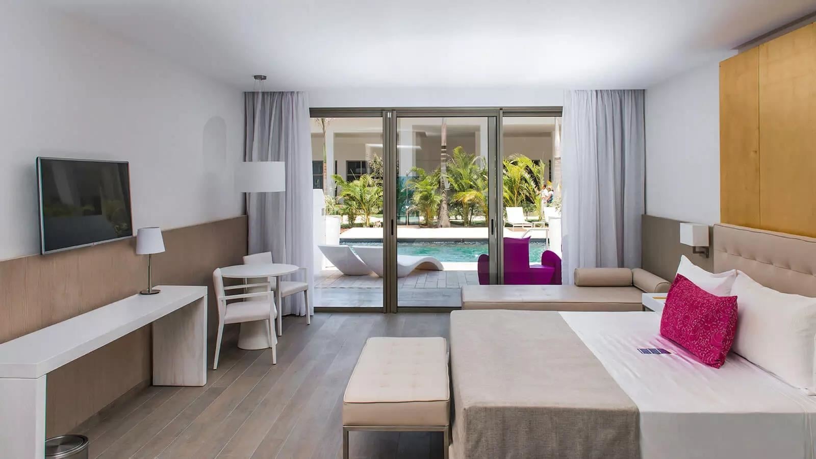 rooms-platinum-deluxe-swimout