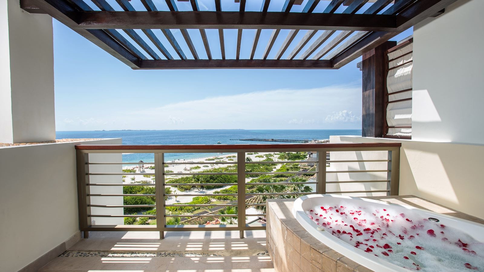 rooms-preferred-club-master-suite-ocean-front