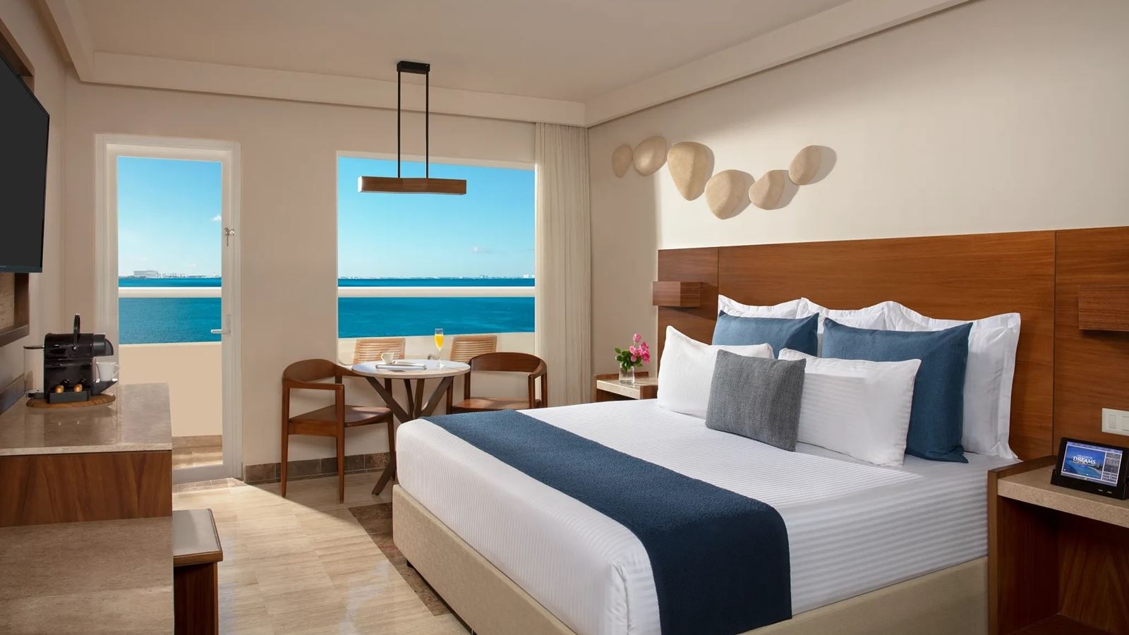 rooms-preferred-club-premium-ocean-front-with-balcony