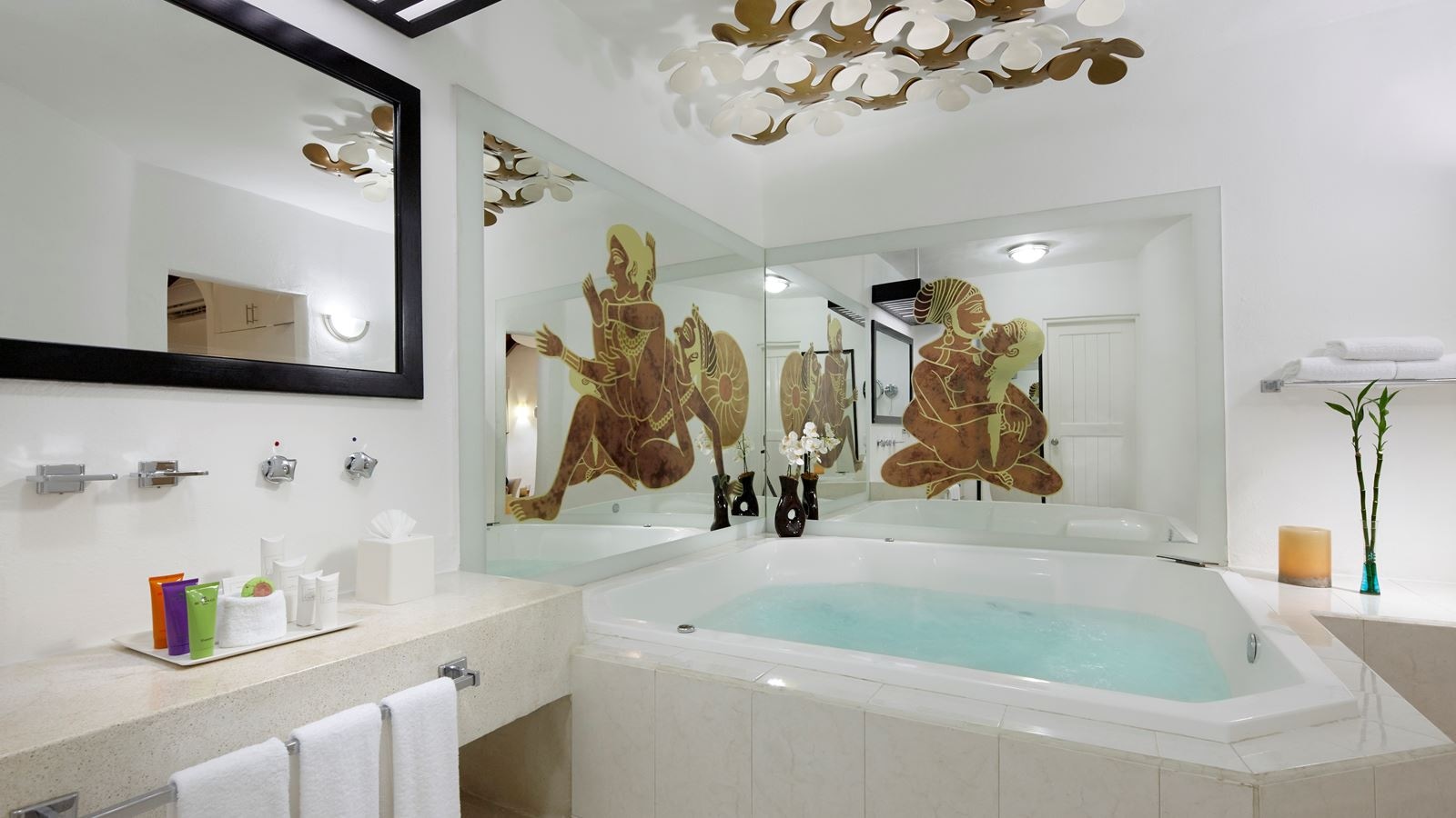 rooms-jacuzzi-room-garden-view