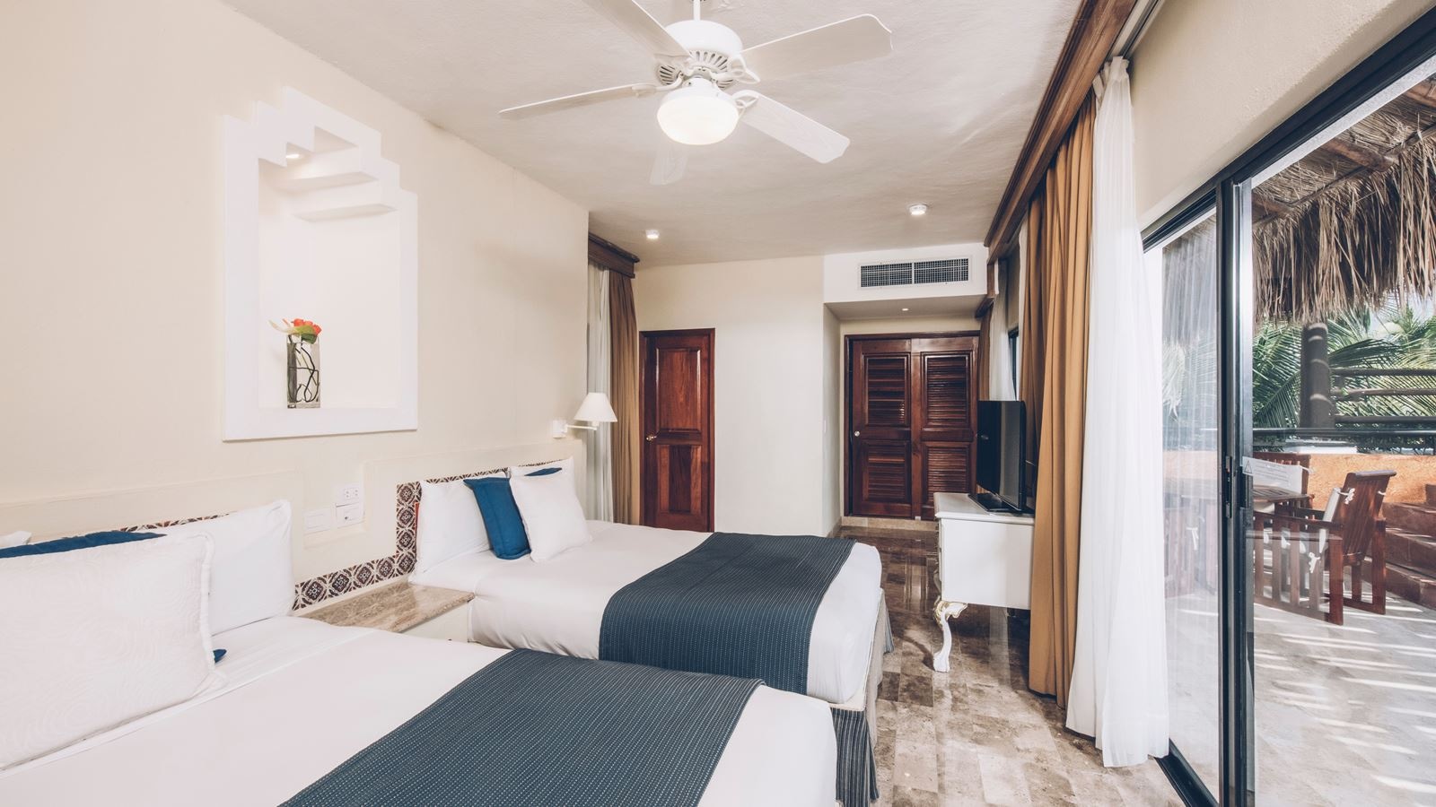 rooms-two-bedroom-petnhouse-suite-ocean-front