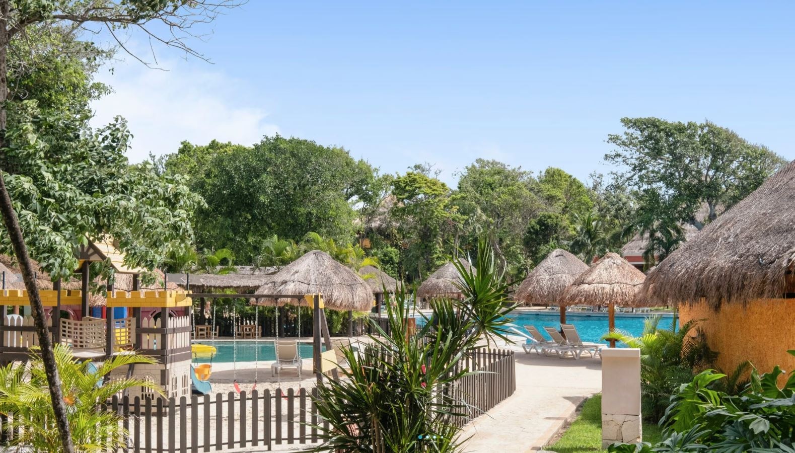 rooms-premium-near-pool