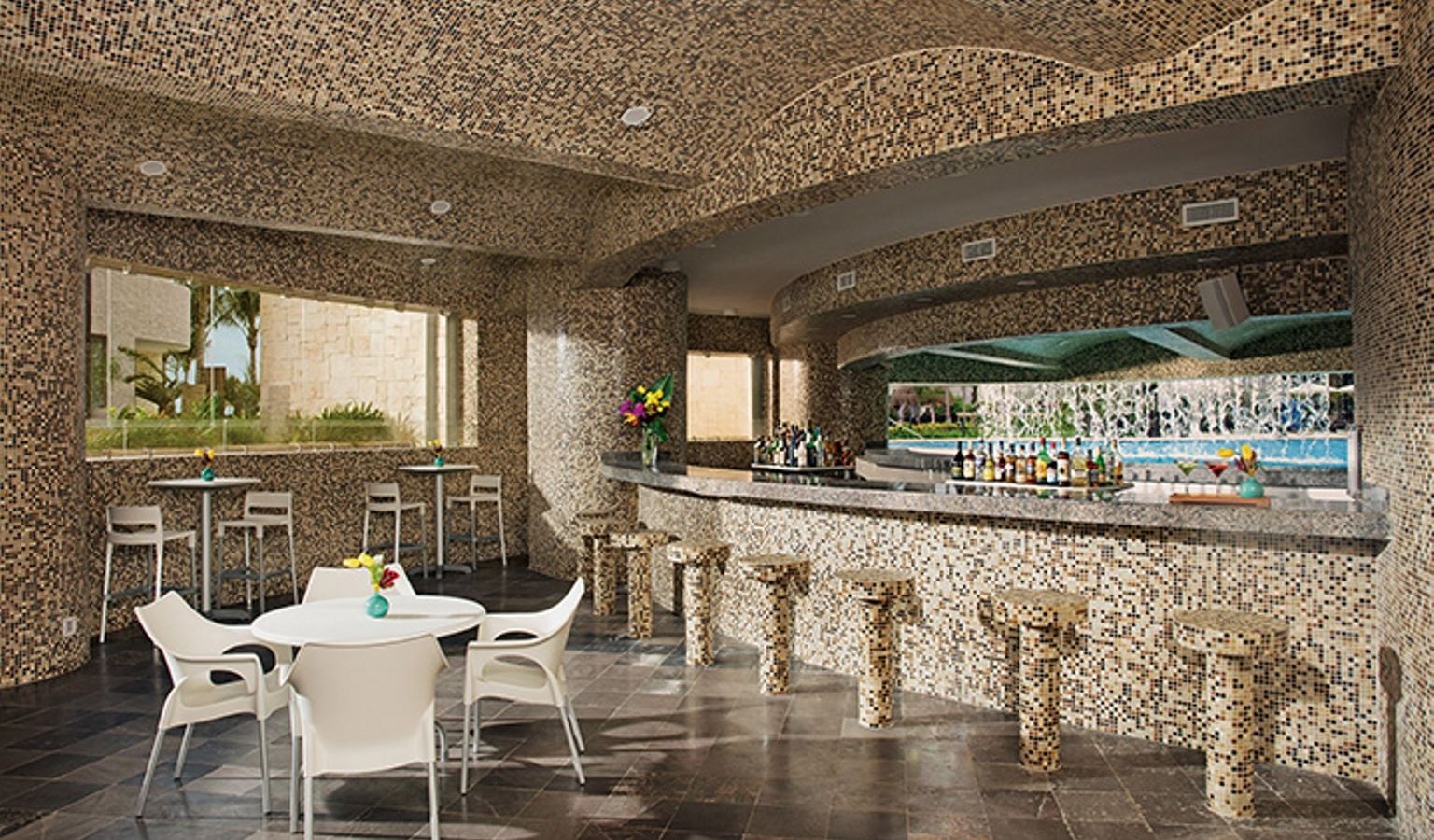 bars-the-grotto-swimup-bar