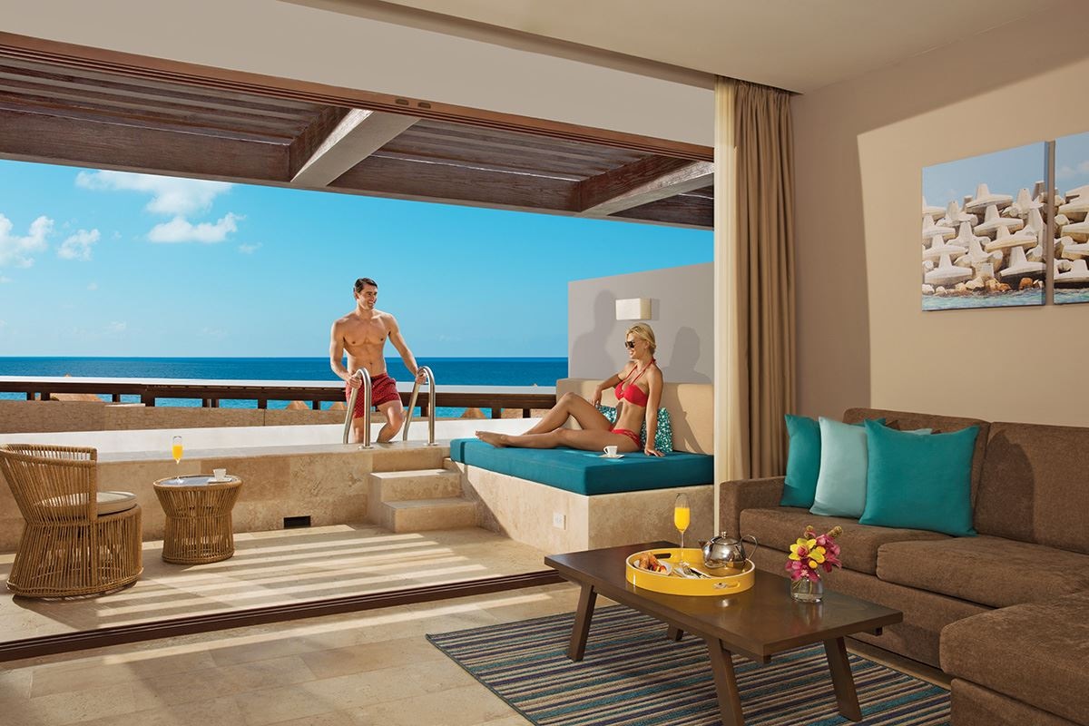 rooms-preferred-club-junior-suite-ocean-front-with-private-pool-adults-only-13+
