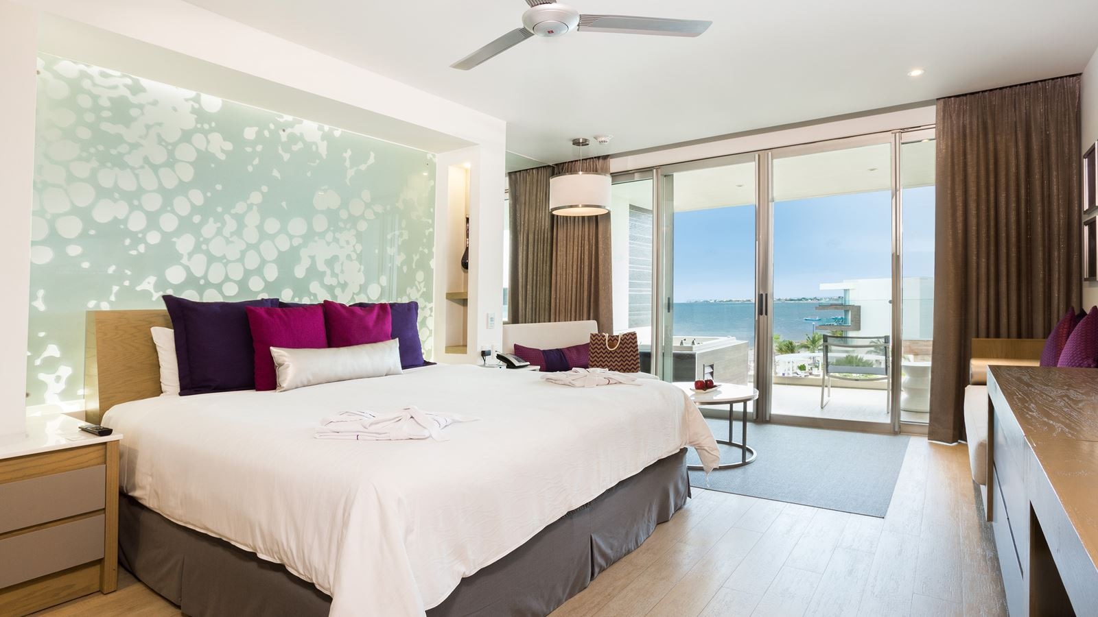 rooms-xhale-club-junior-suite-ocean-view