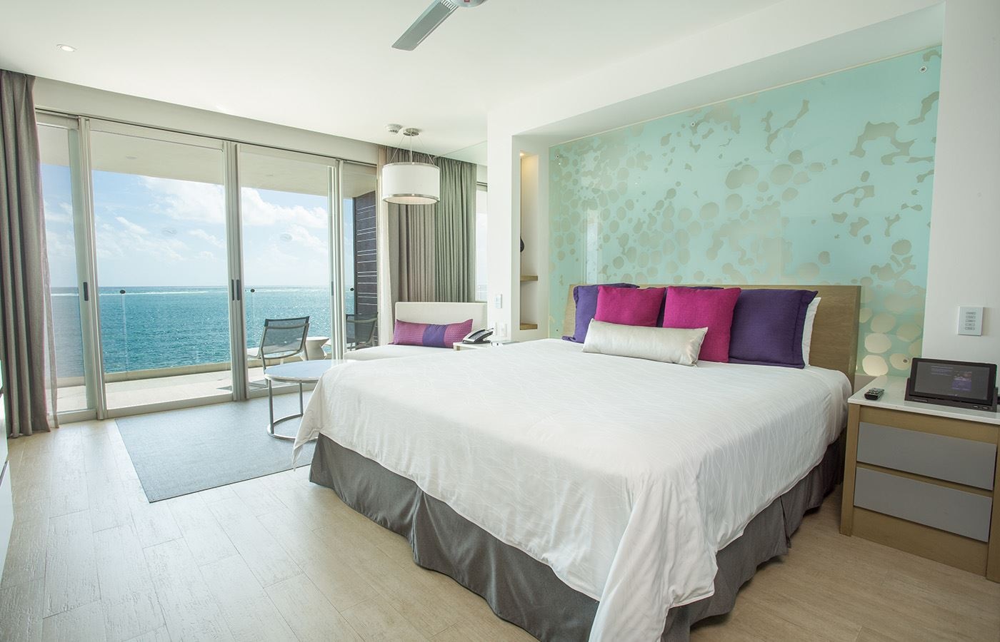 rooms-xcelerate-junior-suite-ocean-front