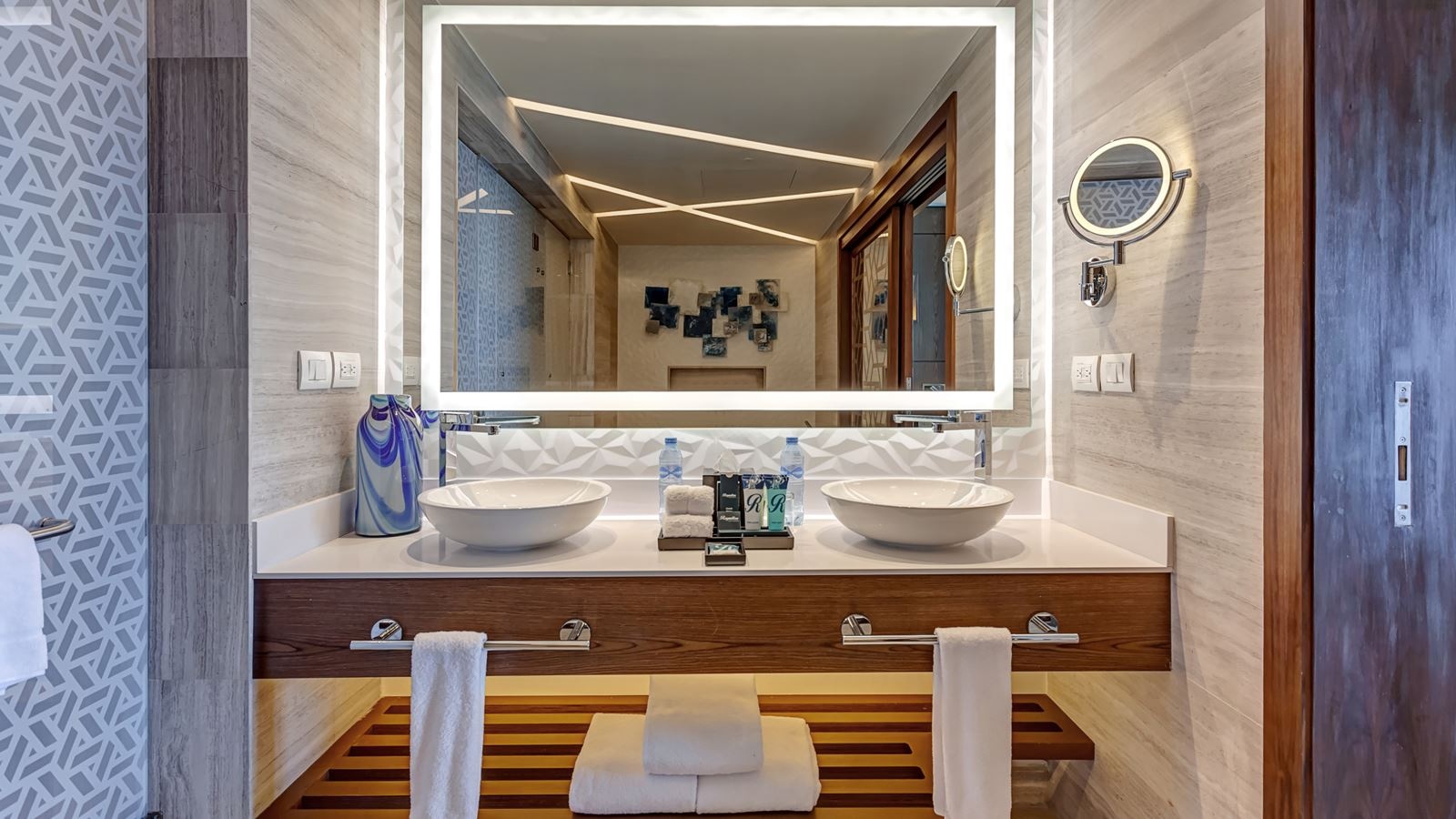 rooms-luxury-chairmans-three-bedroom-suite-ocean-front-diamond-club