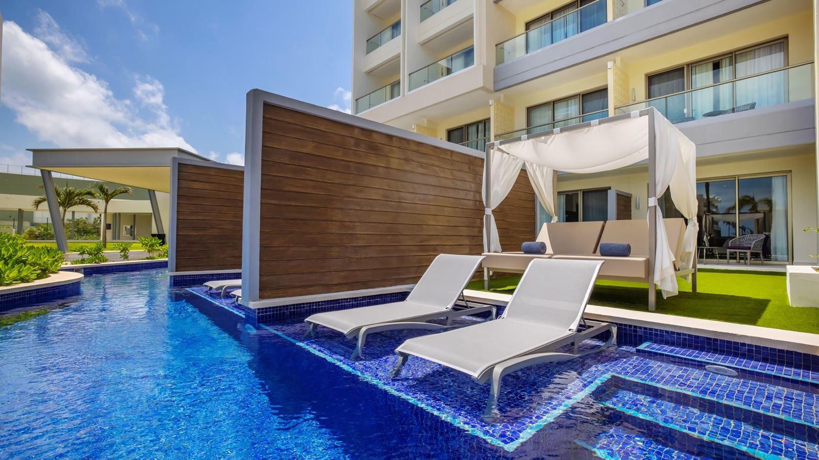 rooms-star-class-junior-suite-swim-up