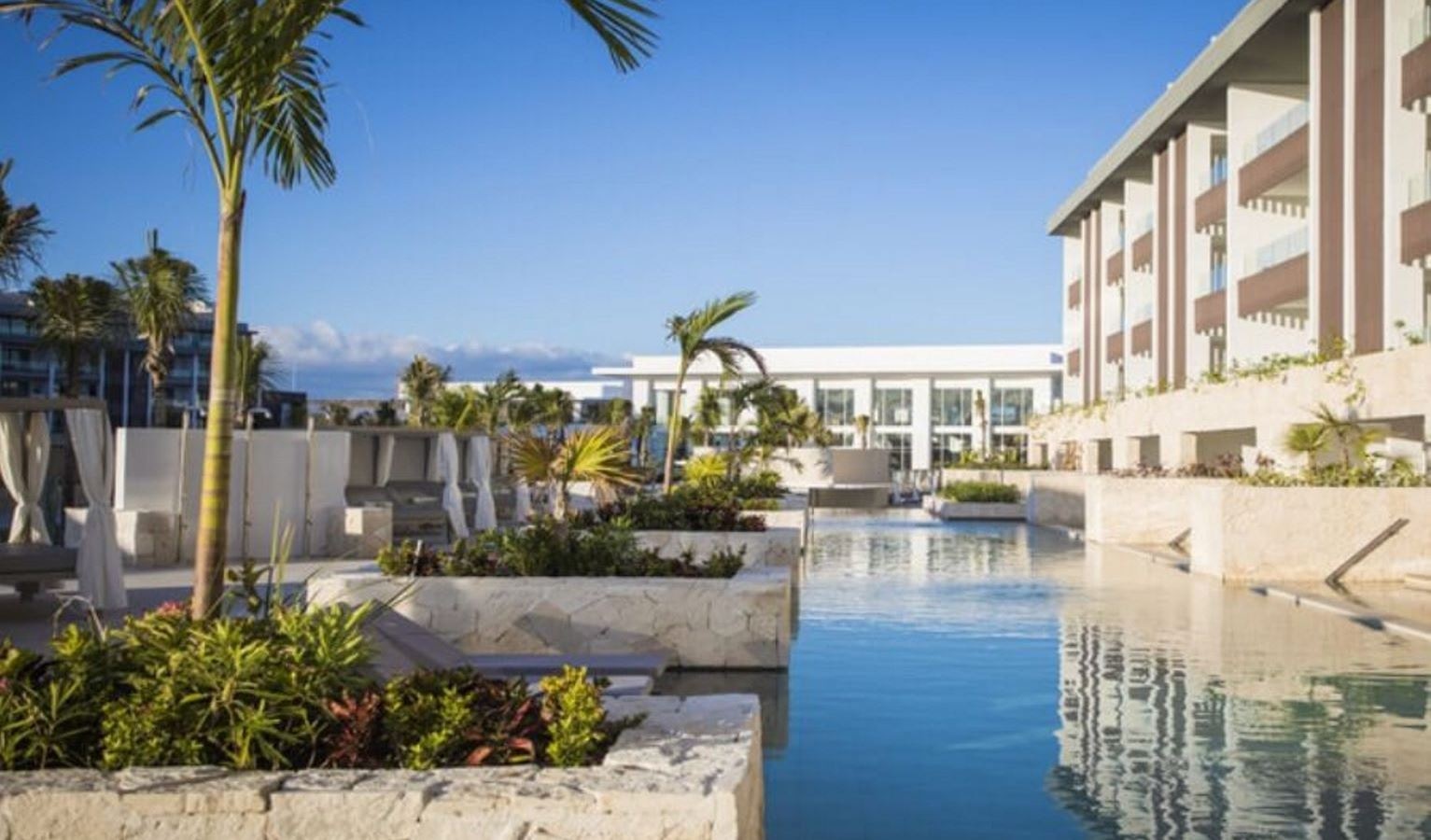 rooms-elegance-club-swim-up-suite-outdoor-jacuzzi