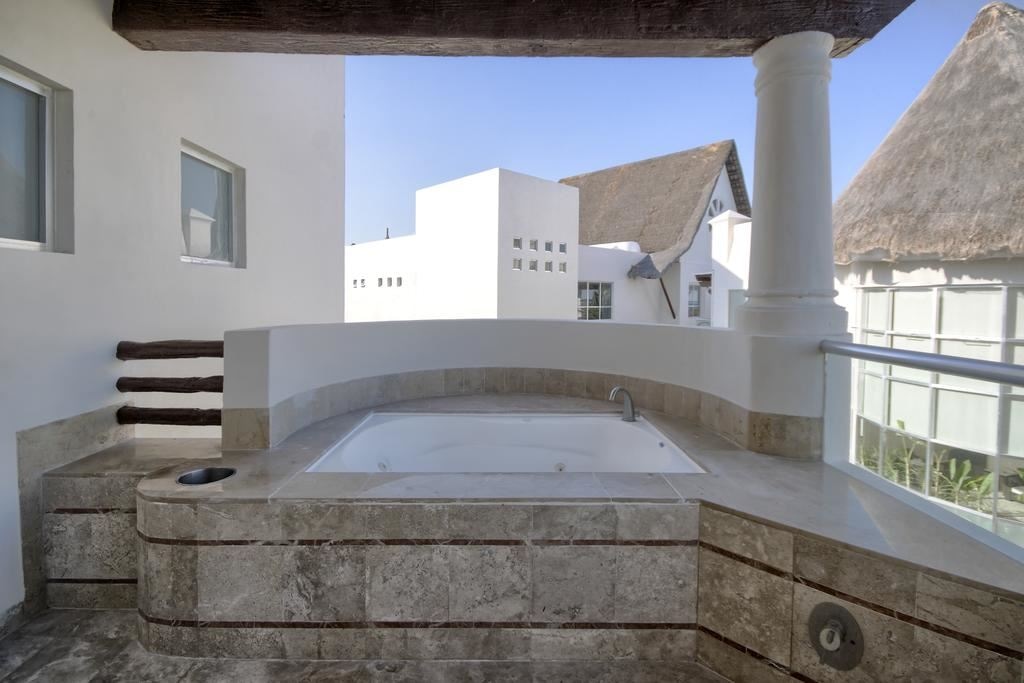 rooms-luxury-jacuzzi-suite-garden-view