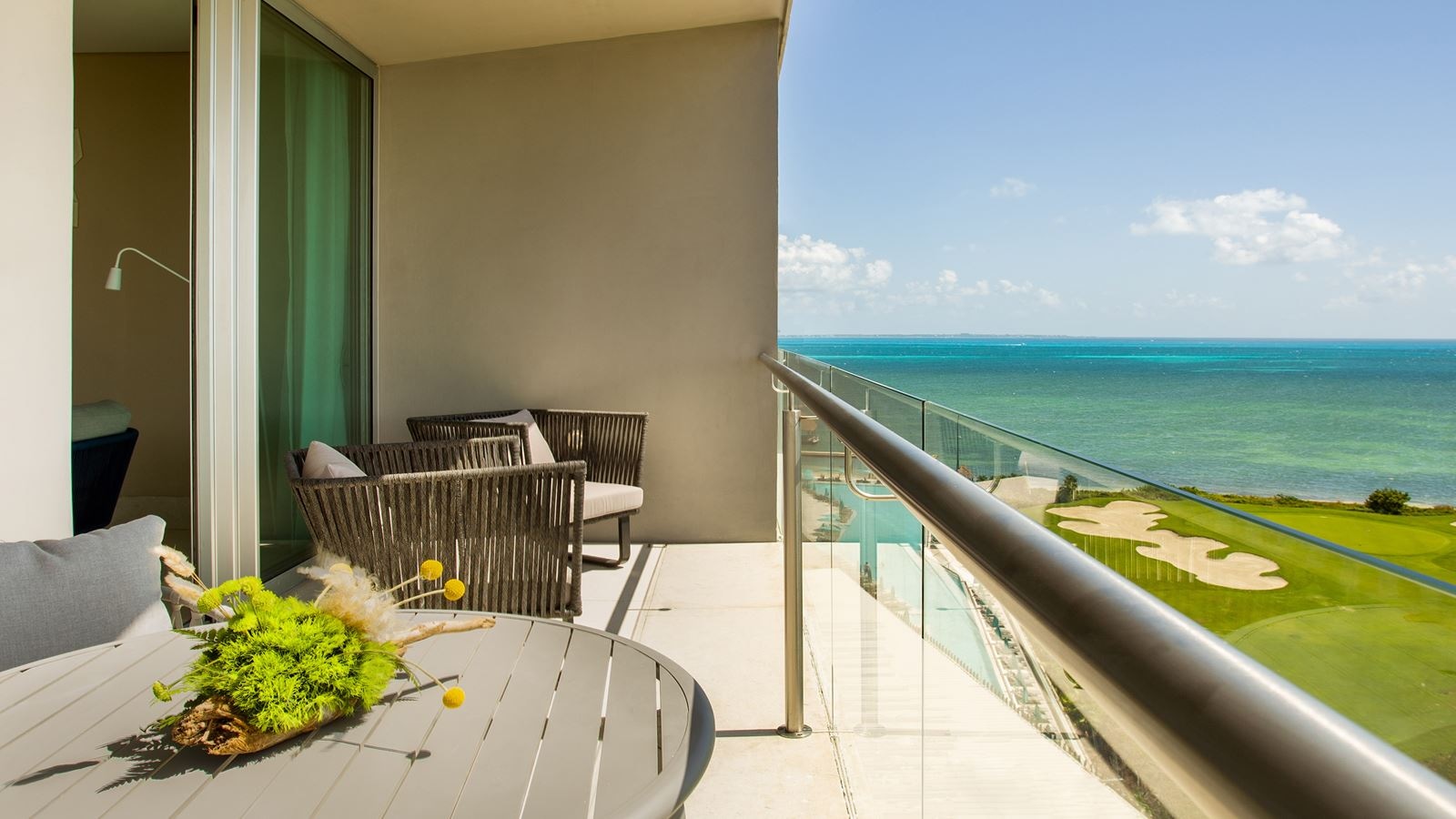 rooms-preferred-club-corner-suite-ocean-view