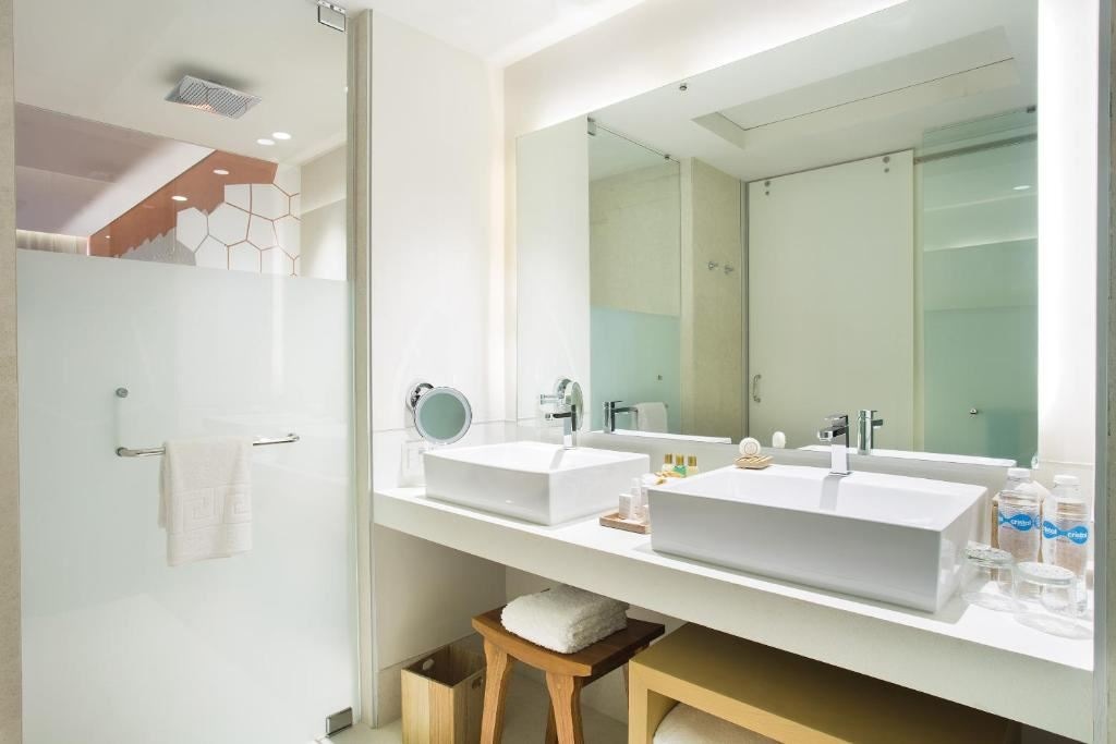 rooms-preferred-club-corner-suite-ocean-view