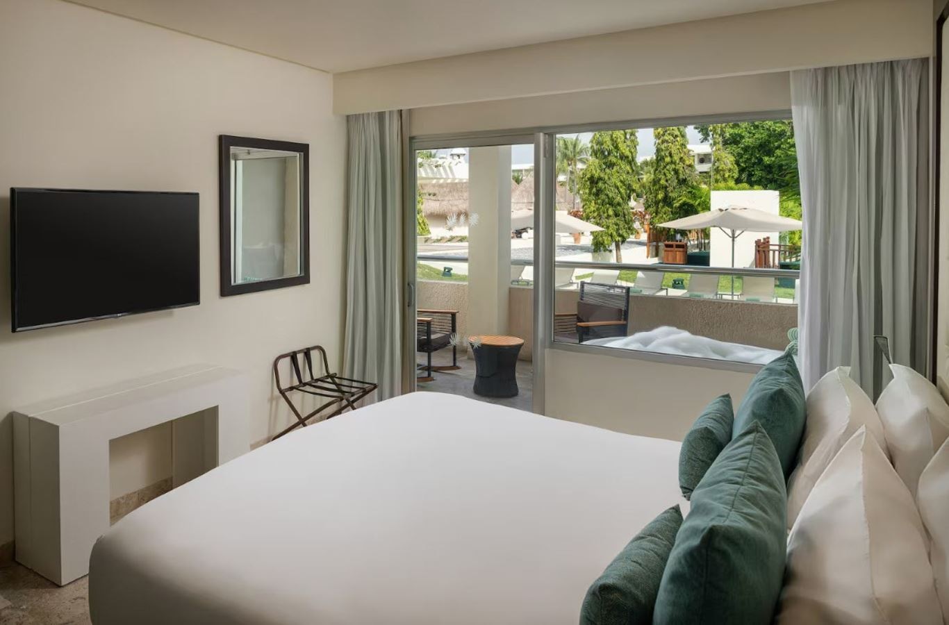 rooms-family-concierge-master-suite-swim-up