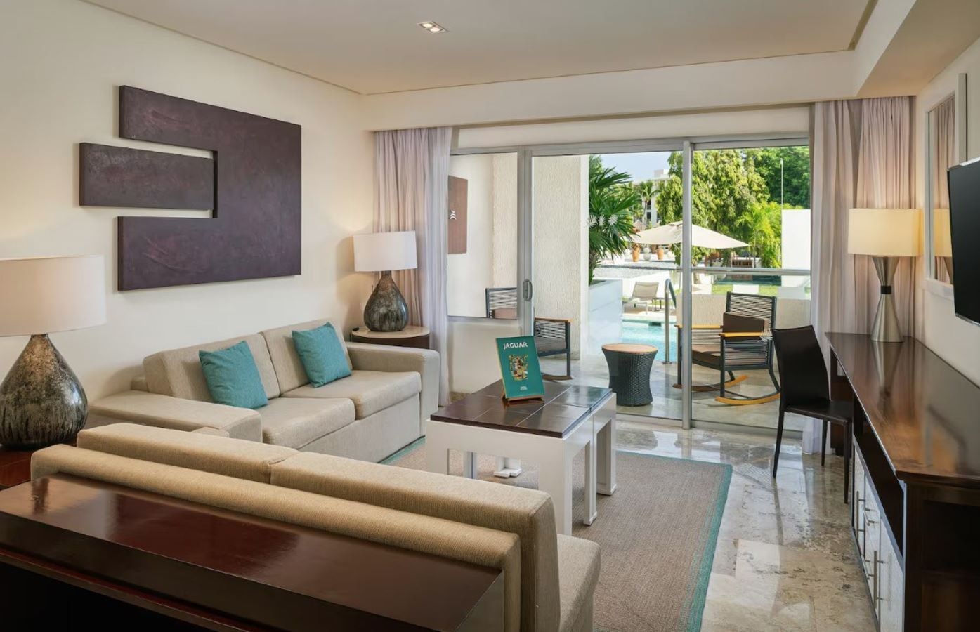 rooms-family-concierge-master-suite-swim-up