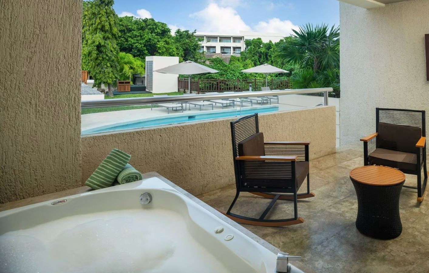 rooms-family-concierge-suite-swim-up