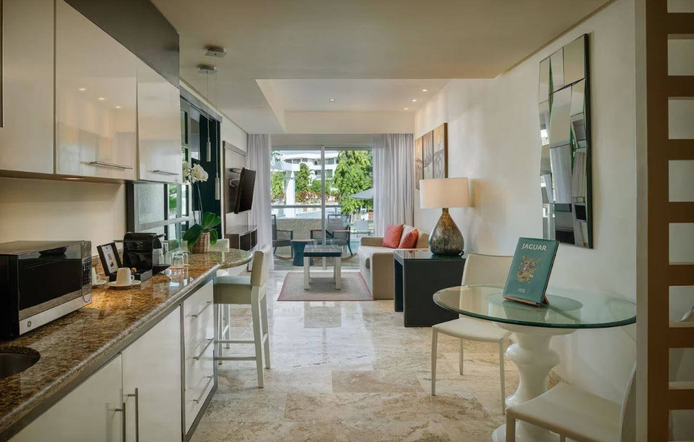 rooms-family-concierge-suite-swim-up