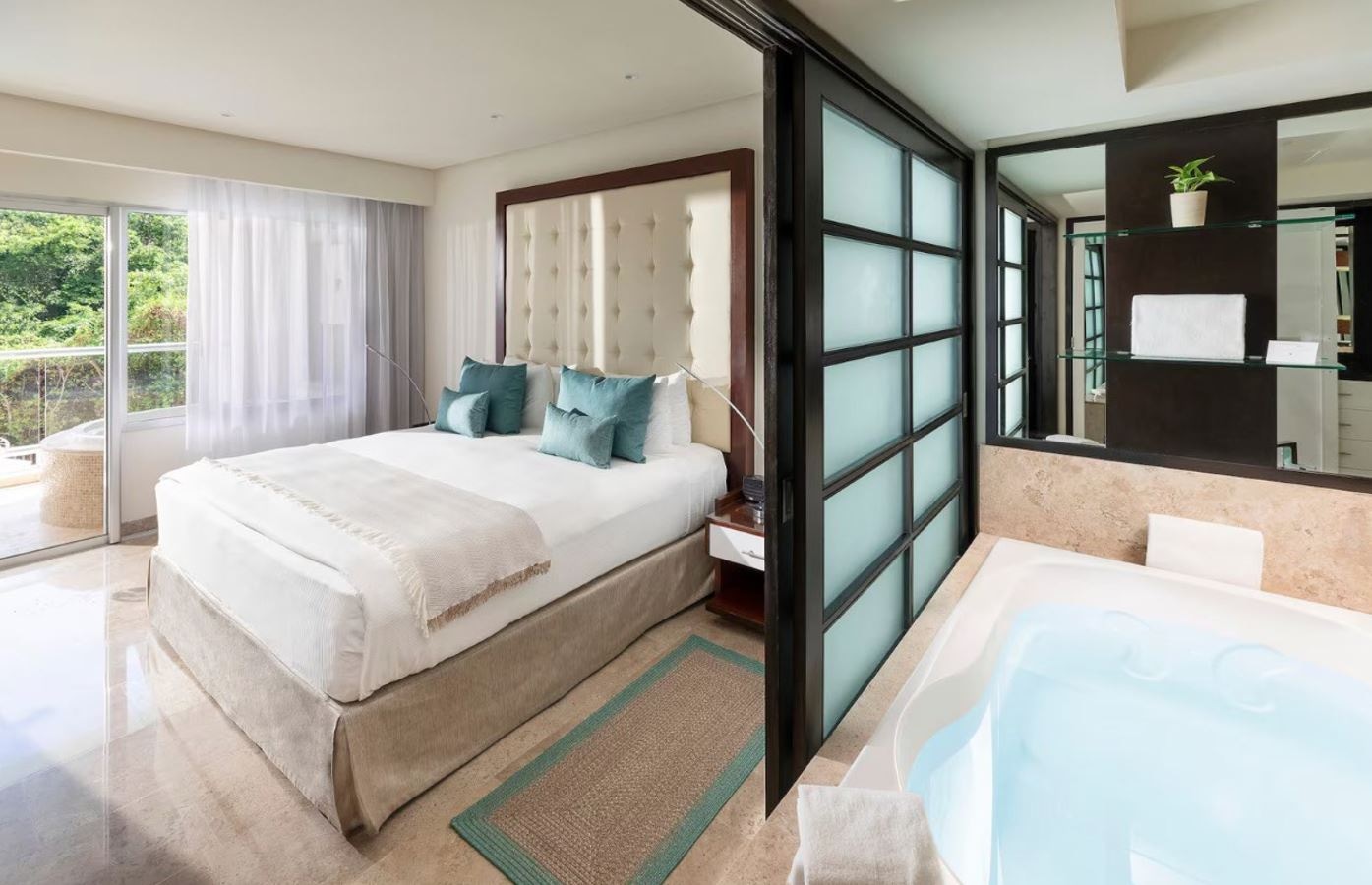 rooms-family-concierge-master-suite-nature-view